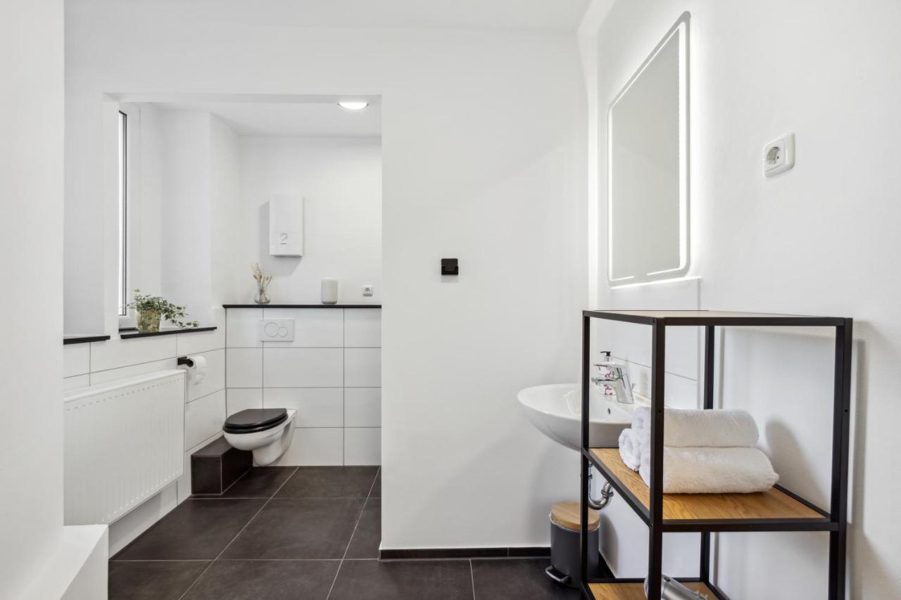 51-7 - Workplace - Netflix - Washer Dryer - Modern Design Apartment