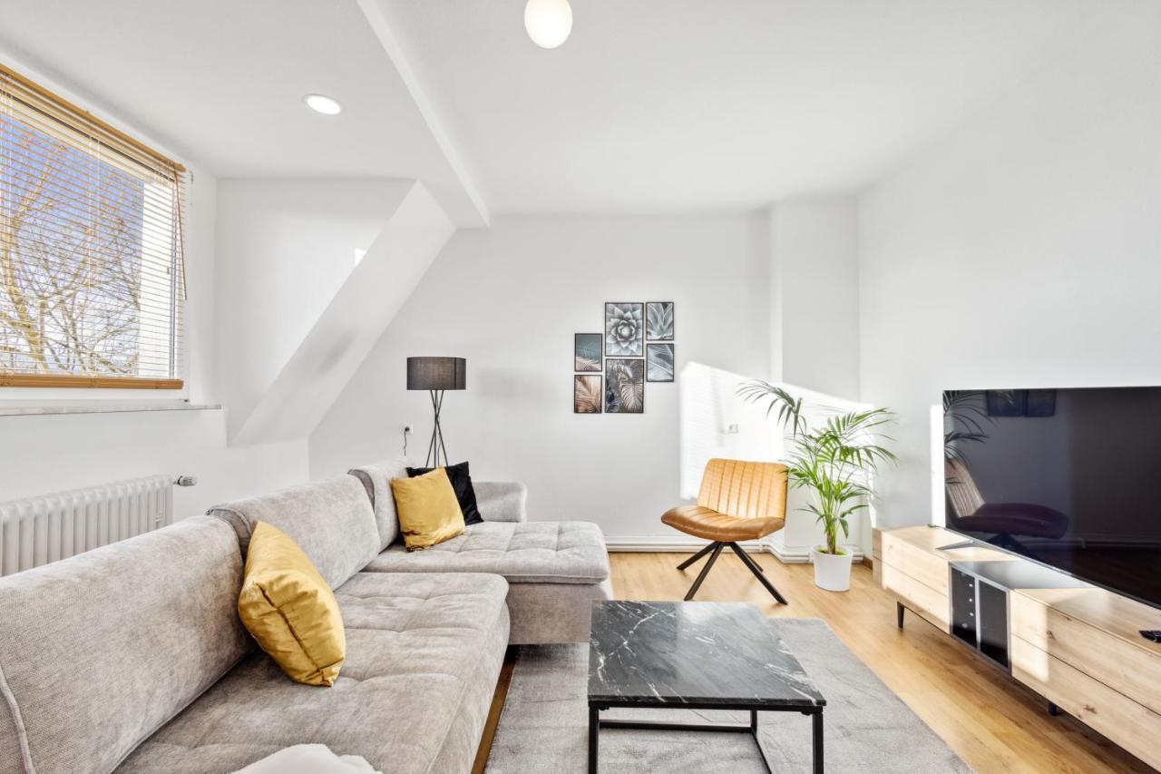 51-7 - Workplace - Netflix - Washer Dryer - Modern Design Apartment