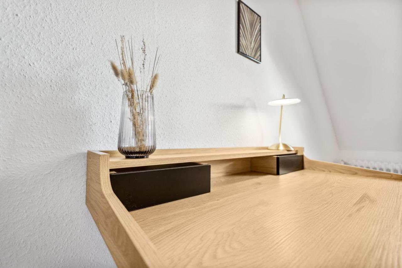 51-7 - Workplace - Netflix - Washer Dryer - Modern Design Apartment Bochum